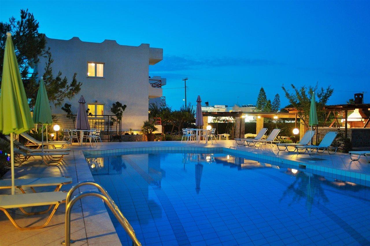 Altis Hotel Малиа Екстериор снимка